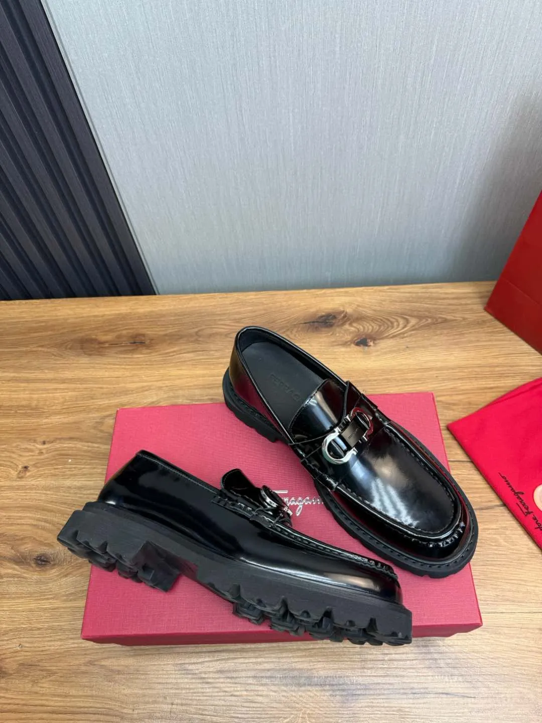 Men's shoes 💰880💰 Ferragamo. [Ferragamo] men's thick-soled loafers, the latest hot style, 1:1 original purchase quality, top quality, imported open-edge beaded cowhide leather on the upper, hand-made three-dimensional stitching highlights the round toe design, the inner foot pads are all imported cowhide, with original lightweight foam outsole, matching code 39-44, (38, 45 custom-made, non-refundable)